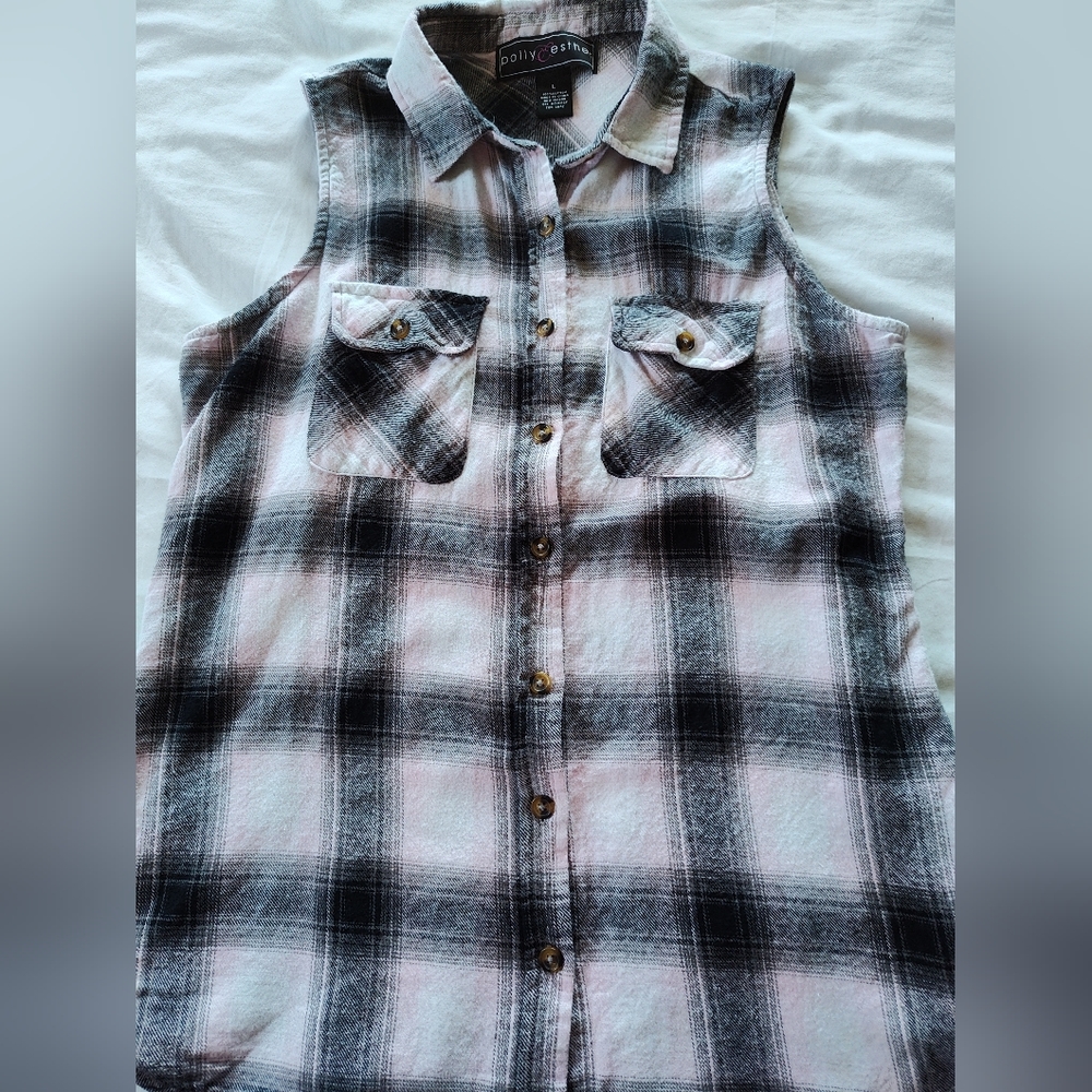 POLLY & ESTHER Ladies Sleeveless Button Up Shirt. Size Large.